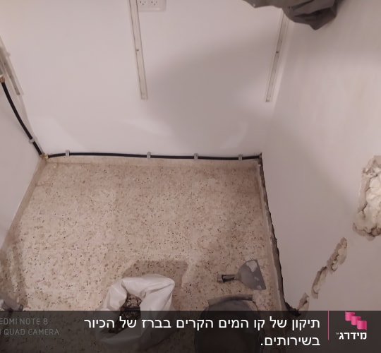 צינור מים, דלי, שקית עם אבנים, קיר עם חור